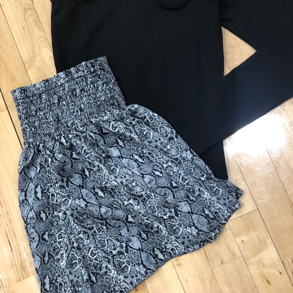 TCEC grey snakeskin shorts NWT